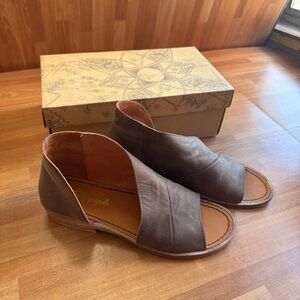 Free People Mont Blanc sandals in a grey/taupe leather finish. Size 39